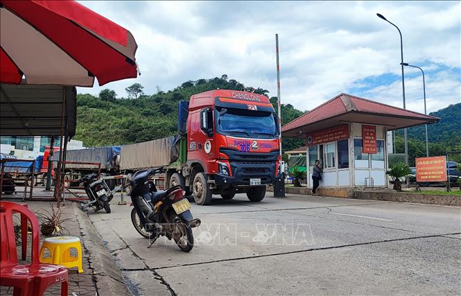 Mỗi ngày có hàng chục đến hàng trăm xe hai khúc được thông quan qua Cửa khẩu Quốc tế Cầu Treo. Ảnh: Hữu Quyết-TTXVN