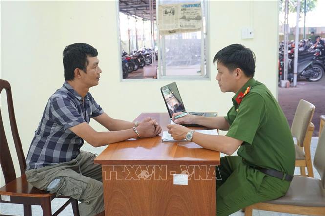 Công an lấy lời khai đối tượng Trần Như Phước. Ảnh: TTXVN phát