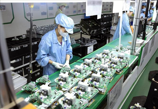 Sản xuất mạch điện tử dùng cho sản phẩm loa ở nhà máy của công ty Tonly Việt Nam, khu công nghiệp Đông Mai, thị xã Quảng Yên, tỉnh Quảng Ninh. Ảnh: Vũ Sinh - TTXVN