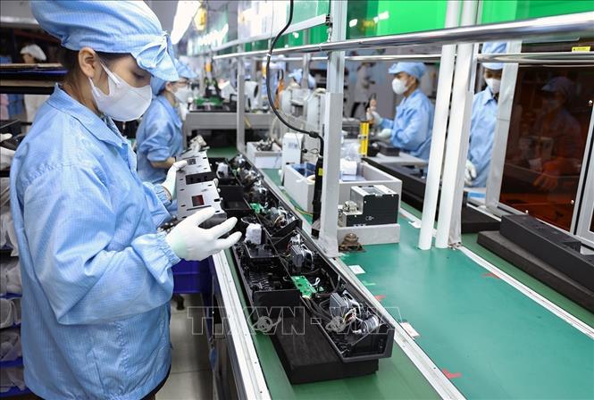 Dây chuyền lắp ráp sản phẩm loa ở nhà máy của công ty Tonly Việt Nam, khu công nghiệp Đông Mai, thị xã Quảng Yên, tỉnh Quảng Ninh. Ảnh: Vũ Sinh - TTXVN