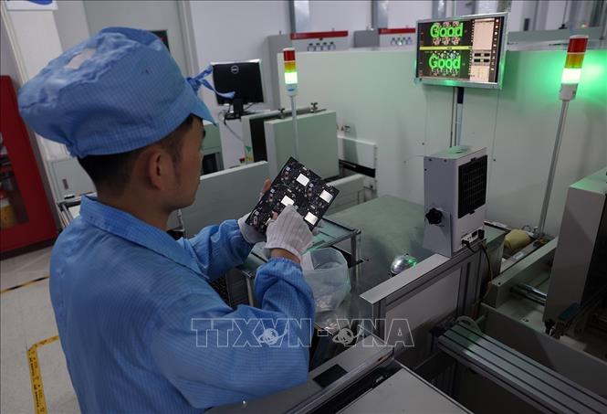 Kiểm tra mạch điện tử dùng cho sản phẩm loa ở nhà máy của công ty Tonly Việt Nam, khu công nghiệp Đông Mai, thị xã Quảng Yên, tỉnh Quảng Ninh. Ảnh: Vũ Sinh - TTXVN
