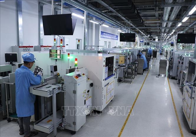Dây chuyền sản xuất mạch điện tử dùng cho sản phẩm loa ở nhà máy của công ty Tonly Việt Nam, khu công nghiệp Đông Mai, thị xã Quảng Yên, tỉnh Quảng Ninh. Ảnh: Vũ Sinh - TTXVN