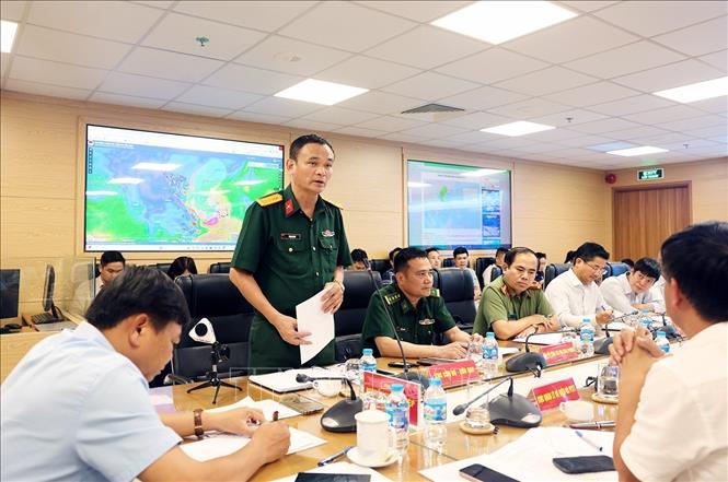 Đại diện Cục Cứu hộ-Cứu nạn (Bộ Quốc phòng) báo cáo công tác chuẩn bị ứng phó với bão số 1. Ảnh: Vũ Sinh - TTXVN