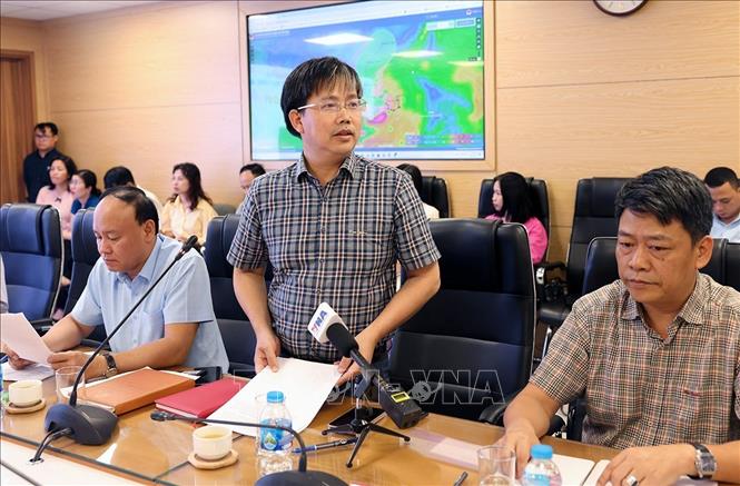 Giám đốc Trung tâm Dự báo khí tượng thuỷ văn quốc gia Mai Văn Khiêm báo cáo về tình hình của bão số 1/2025. Ảnh: Vũ Sinh - TTXVN