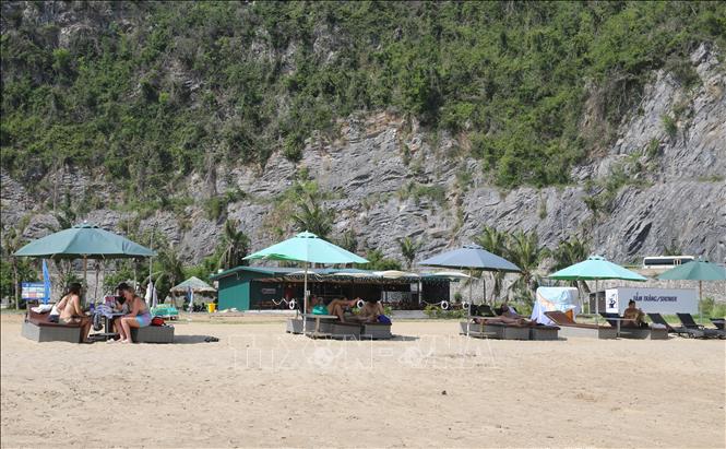 Du khách nước ngoài tại bãi tắm Tùng Thu, thị trấn Cát Bà. Ảnh: Minh Thu - TTXVN