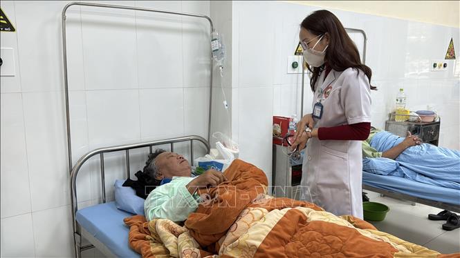 Ông L.V.M. (ngụ huyện Đức Trọng) đang điều trị tại bệnh viện Đa khoa Lâm Đồng do có triệu chứng bị ngộ độc sau khi ăn nấm rừng. Ảnh: Nguyễn Dũng – TTXVN
