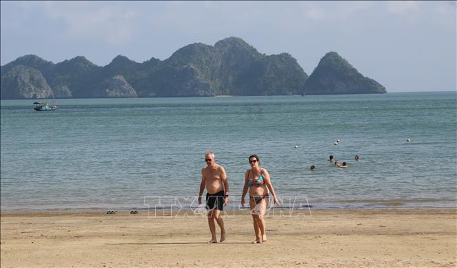 Du khách nước ngoài tại bãi tắm Tùng Thu, thị trấn Cát Bà. Ảnh: Minh Thu - TTXVN