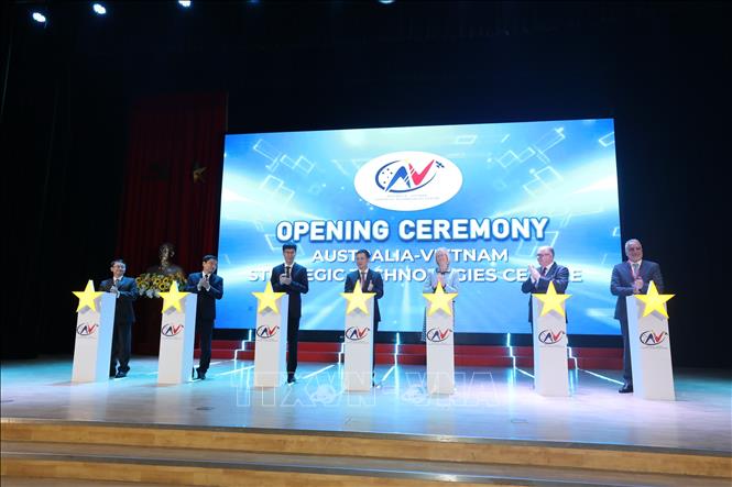 Delegates launch the Australia–Vietnam Strategic Technology Centre. VNA Photo: Thu Phương