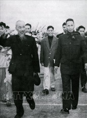 Phóng viên Võ Thế Ái của Việt Nam Thông tấn xã (đi sau Bác Hồ) tháp tùng Bác đi thăm công trình đập Thác Huống (Thái Nguyên) để viết tin, bài (tháng 12/1954). Ảnh: Tư liệu TTXVN