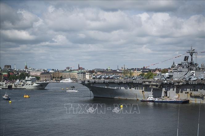 Tàu đổ bộ USS Kearsarge của hải quân Mỹ cập cảng ở Stockholm (Thụy Sĩ) để tham gia cuộc tập trận 