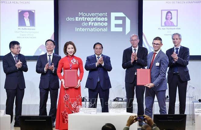 Thủ tướng Phạm Minh Chính chứng kiến lễ trao thảo thuận hợp tác giữa doanh nghiệp hai nước Việt Nam – Pháp. Ảnh: Dương Giang-TTXVN
