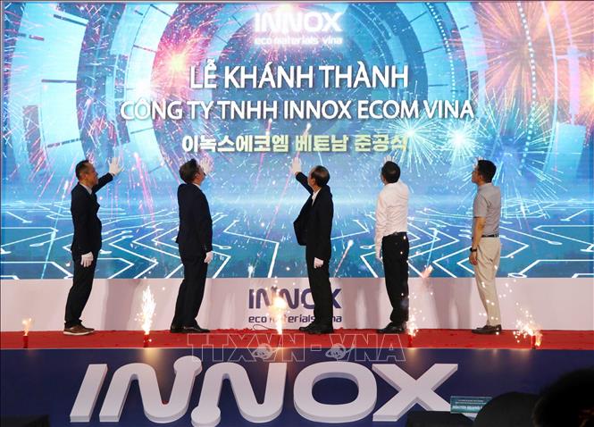 Các đại biểu thực hiện nghi thức khánh thành dự án. Ảnh: Hoàng Ngọc - TTXVN