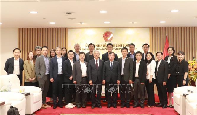 Lãnh đạo UBND tỉnh Bình Dương với đoàn công tác của Tập đoàn MiTAC của Đài Loan (Trung Quốc). Ảnh: Dương Chí Tưởng-TTXVN