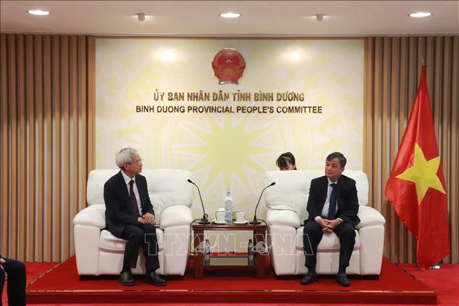 Phó Chủ tịch UBND tỉnh Bình Dương Bùi Minh Trí tiếp và làm việc với ông Su Liang, Chủ tịch Tập đoàn MiTAC của Đài Loan (Trung Quốc). Ảnh: Dương Chí Tưởng-TTXVN