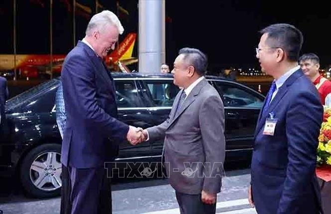 Chủ tịch UBND thành phố Hà Nội Trần Sỹ Thanh đón Tổng thống nước Cộng hòa Litva Gitanas Nauseda và Phu nhân tại Sân bay Quốc tế Nội Bài. Ảnh: Phạm Kiên – TTXVN

