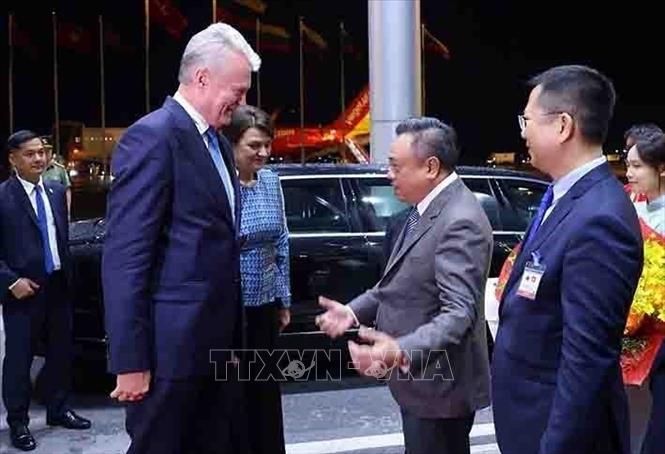 Chủ tịch UBND thành phố Hà Nội Trần Sỹ Thanh đón Tổng thống nước Cộng hòa Litva Gitanas Nauseda và Phu nhân tại Sân bay Quốc tế Nội Bài. Ảnh: Phạm Kiên – TTXVN