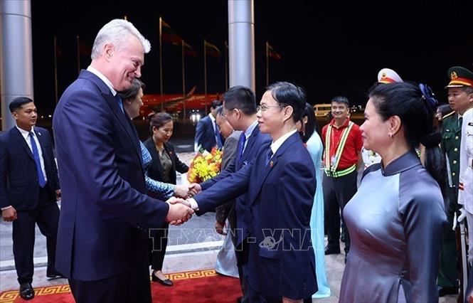 Đại diện Văn phòng Chủ tịch nước, Bộ Ngoại giao đón Tổng thống nước Cộng hòa Litva Gitanas Nauseda và Phu nhân tại Sân bay Quốc tế Nội Bài. Ảnh: Phạm Kiên – TTXVN
