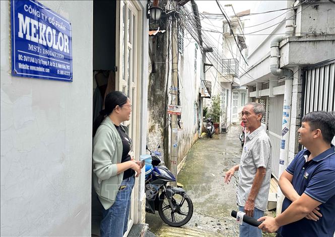 Đại diện Khu vực 1 An Cư, phường Thới Bình, quận Ninh Kiều đến căn nhà nơi Công ty cổ phần Mekolor đặt trụ sở để nắm thông tin ngày 11/6 sau khi có thông tin công ty này đề xuất làm đường sắt cao tốc Bắc - Nam. Ảnh: Thanh Liêm - TTXVN