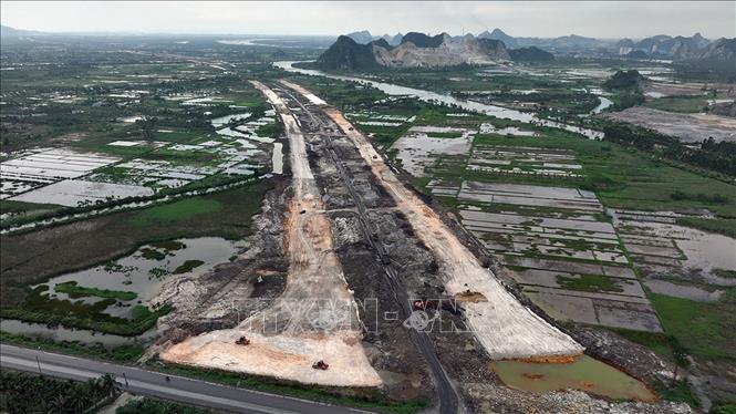 Gói thầu số 8 thuộc Dự án đường ven sông nối cao tốc Hạ Long - Hải Phòng đến TP Đông Triều (Quảng Ninh), đang dược nhà thầu khẩn trương thi công khi thời tiết thuận lợi. Ảnh: Vũ Sinh - TTXVN