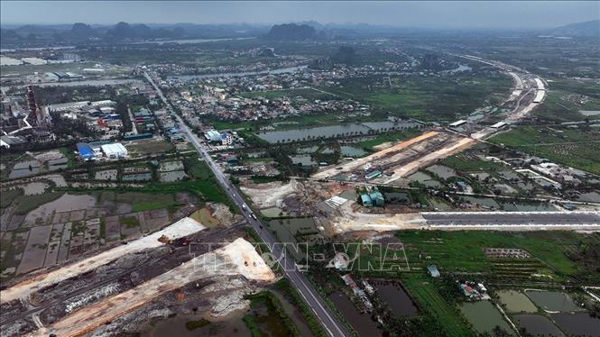 Gói thầu số 8 thuộc Dự án đường ven sông nối cao tốc Hạ Long - Hải Phòng đến TP Đông Triều (Quảng Ninh), có chiều dài 14km thuộc địa  thành phố Đông Triều.Hiện nay công trình này đã hoàn thành khoảng 40% khối lượng công việc, nhà thầu phấn đấu hoàn thành công trình đúng tiến độ vào tháng 12/2025. Ảnh: Vũ Sinh - TTXVN