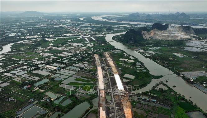 Gói thầu số 8 thuộc Dự án đường ven sông nối cao tốc Hạ Long - Hải Phòng đến TP Đông Triều (Quảng Ninh), có chiều dài 14km thuộc địa  thành phố Đông Triều, hiện nay công trình này đã hoàn thành khoảng 40% khối lượng công việc, nhà thầu phấn đấu hoàn thành công trình đúng tiến độ vào tháng 12/2025. Ảnh: Vũ Sinh - TTXVN