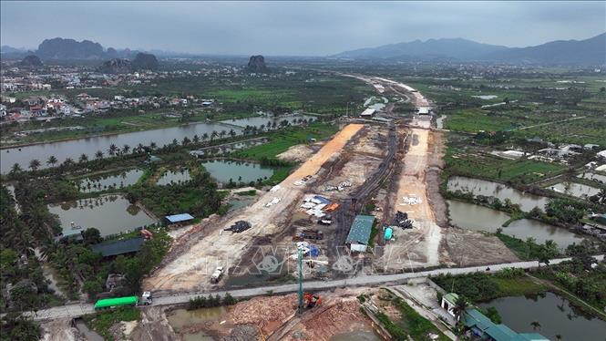 Gói thầu số 8 thuộc Dự án đường ven sông nối cao tốc Hạ Long - Hải Phòng đến TP Đông Triều (Quảng Ninh), đang dược nhà thầu khẩn trương thi công khi thời tiết thuận lợi. Ảnh: Vũ Sinh - TTXVN