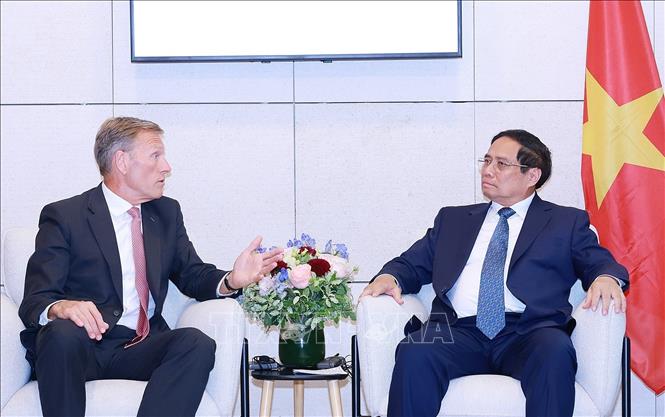 Prime Minister Pham Minh Chinh meets with Wouter van Wersch, Executive Vice President International of Airbus.  VNA Photo: Dương Giang