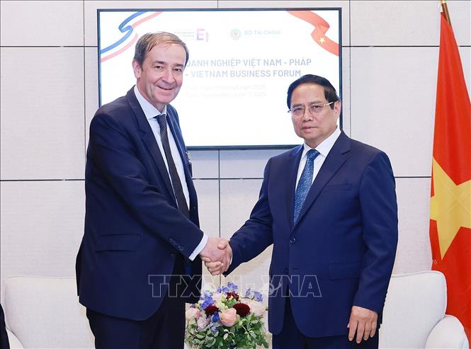 Prime Minister Pham Minh Chinh meets with Bernard Fontana, Chairman and CEO of EDF. VNA Photo: Dương Giang