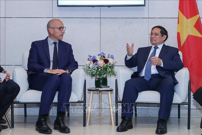 Prime Minister Pham Minh Chinh meets with Philippe Bardol, Senior Vice President Asia Pacific, International & Public Affairs at Safran. VNA Photo: Dương Giang