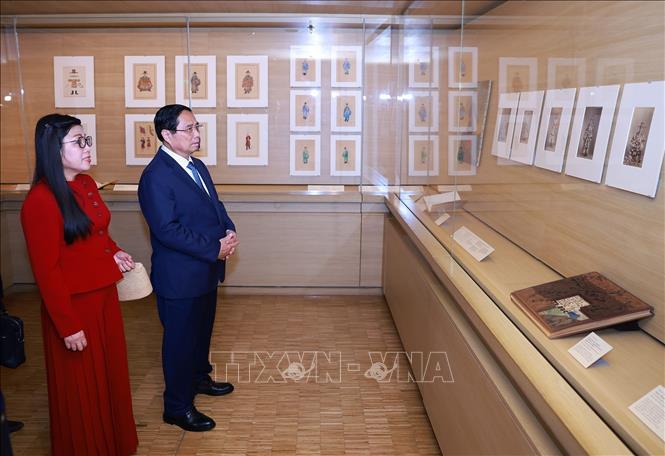 Prime Minister Pham Minh Chinh and his spouse visit the Quai Branly-Jacques Chirac Museum. VNA Photo: Dương Giang