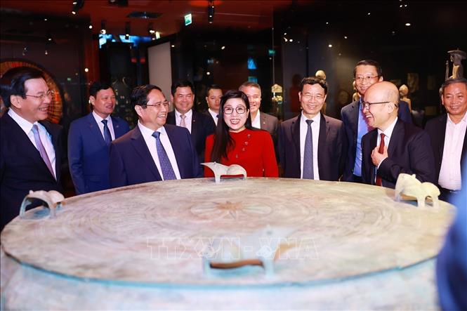 Prime Minister Pham Minh Chinh and his spouse visit the Quai Branly-Jacques Chirac Museum. VNA Photo: Dương Giang