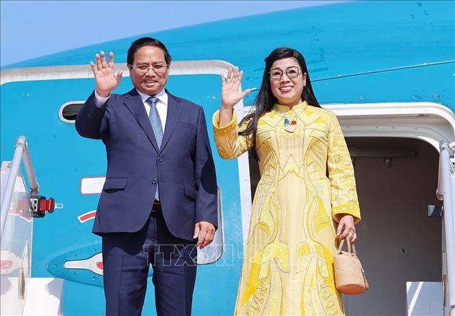 Prime Minister Pham Minh Chinh, his spouse Le Thi Bich Tran leave Paris. VNA Photo: Dương Giang