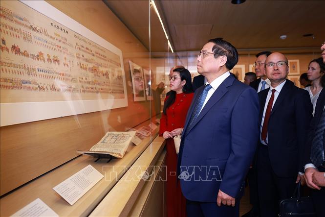 Prime Minister Pham Minh Chinh and his spouse visit the Quai Branly–Jacques Chirac Museum. VNA Photo: Dương Giang