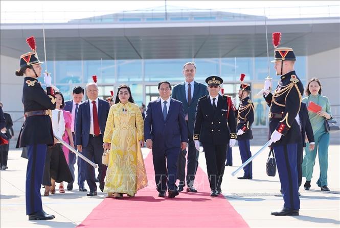 Prime Minister Pham Minh Chinh, his spouse Le Thi Bich Tran conclude their visit to France. VNA Photo: Dương Giang