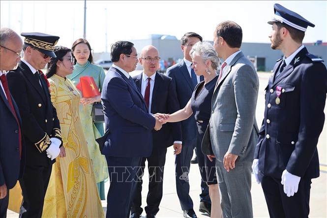 Prime Minister Pham Minh Chinh, his spouse Le Thi Bich Tran conclude their visit to France. VNA Photo: Dương Giang