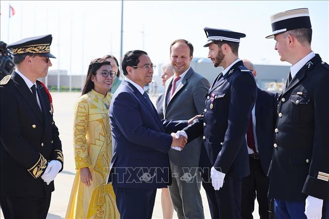 Prime Minister Pham Minh Chinh, his spouse Le Thi Bich Tran conclude their visit to France. VNA Photo: Dương Giang