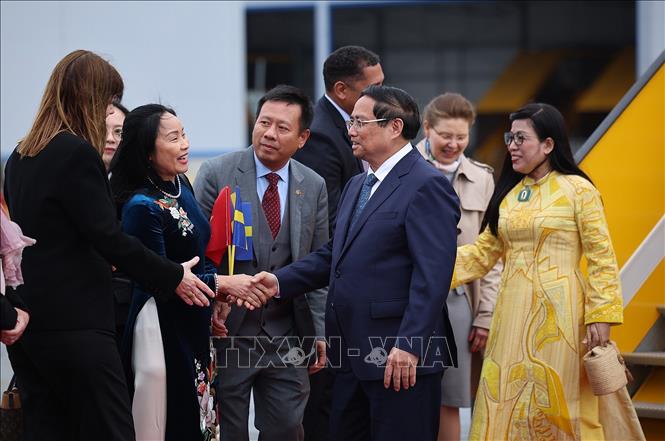 Cán bộ, nhân viên Đại sứ quán Việt Nam tại Thụy Điển đón Thủ tướng Phạm Minh Chính và Phu nhân. Ảnh: Dương Giang-TTXVN  