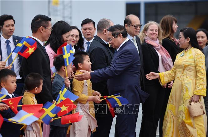 Cán bộ, nhân viên Đại sứ quán và cộng đồng người Việt Nam tại Thụy Điển đón Thủ tướng Phạm Minh Chính và Phu nhân. Ảnh: Dương Giang-TTXVN  
