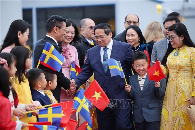 Cán bộ, nhân viên Đại sứ quán và Cộng đồng người Việt đón Thủ tướng Phạm Minh Chính và Phu nhân tại Sân bay quốc tế Arlanda. Ảnh: Dương Giang-TTXVN  
