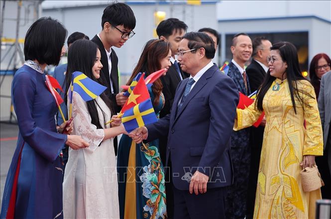 Cán bộ nhân viên Đại sứ quán và cộng đồng người Việt đón Thủ tướng Phạm Minh Chính và Phu nhân tại Sân bay quốc tế Arlanda. Ảnh: Dương Giang-TTXVN  
