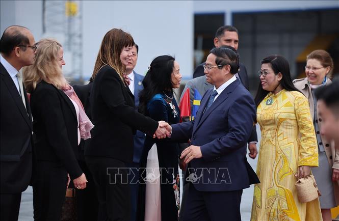 Cán bộ, nhân viên Đại sứ quán và cộng đồng người Việt Nam tại Thụy Điển đón Thủ tướng Phạm Minh Chính và Phu nhân. Ảnh: Dương Giang-TTXVN  
