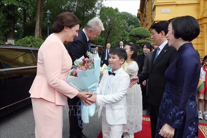 Thiếu nhi Thủ đô Hà Nội chào đón Tổng thống Litva Gitanas Nauseda và Phu nhân sang thăm chính thức Việt Nam. Ảnh: Lâm Khánh – TTXVN