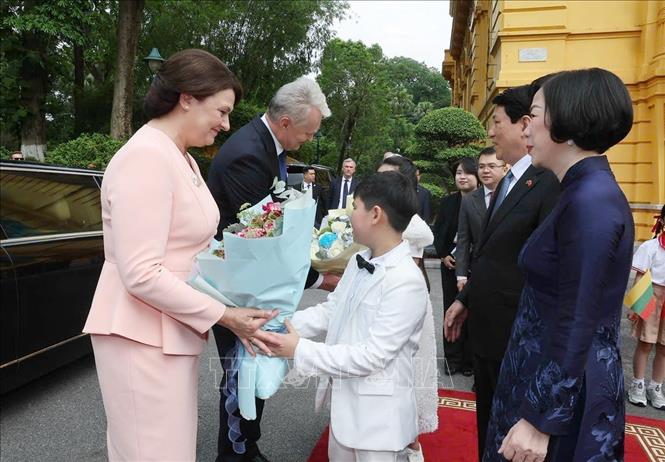 Thiếu nhi Thủ đô Hà Nội chào đón Tổng thống Litva Gitanas Nauseda và Phu nhân thăm chính thức Việt Nam. Ảnh: Lâm Khánh – TTXVN