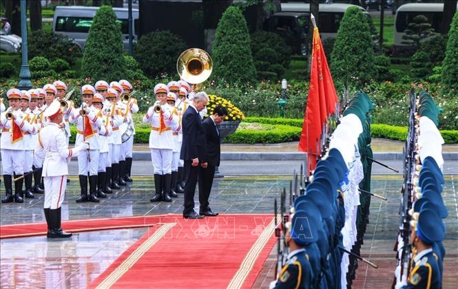 Chủ tịch nước Lương Cường và Tổng thống Litva Gitanas Nauseda duyệt Đội danh dự QĐND Việt Nam. Ảnh: Tuấn Anh  - TTXVN 