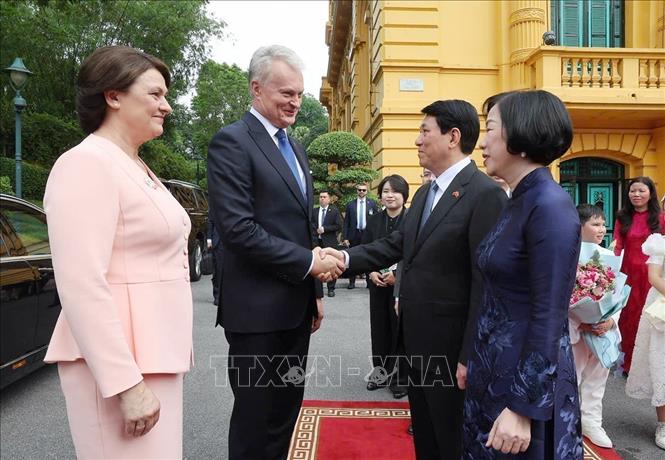 State President Luong Cuong and his spouse welcome Lithuania President Gitanas Nauseda and his spouse. VNA Photo