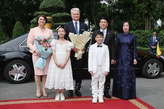 State President Luong Cuong, Lithuania President Gitanas Nauseda, their spouses and children of Hanoi pose for a group photo. VNA Photo