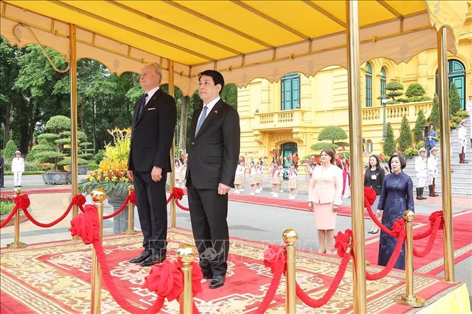 Chủ tịch nước Lương Cường và Tổng thống Litva Gitanas Nauseda nghe quân nhạc cử Quốc thiều hai nước. Ảnh: Lâm Khánh – TTXVN