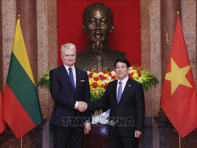 Chủ tịch nước Lương Cường và Tổng thống Litva Gitanas Nauseda chụp ảnh chung. Ảnh: Lâm Khánh – TTXVN