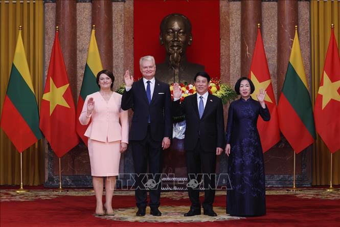 Chủ tịch nước Lương Cường và Phu nhân với Tổng thống Litva Gitanas Nauseda và Phu nhân chụp ảnh chung. Ảnh: Lâm Khánh – TTXVN