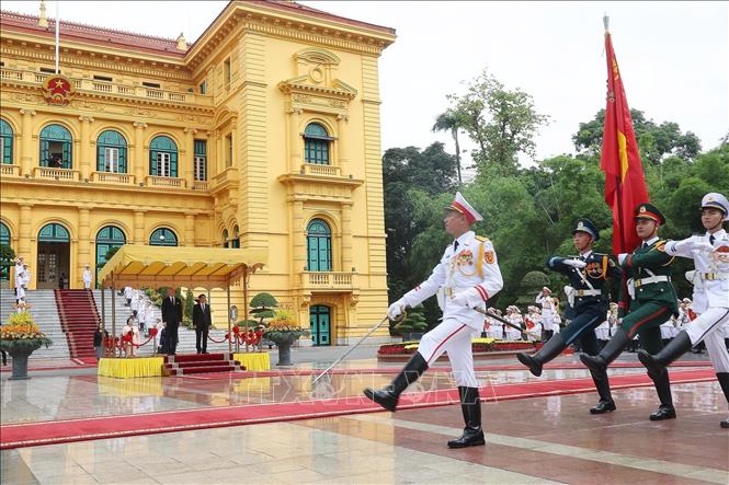 Chủ tịch nước Lương Cường và Tổng thống Litva Gitanas Nauseda duyệt Đội danh dự Quân đội nhân dân Việt Nam. Ảnh: Lâm Khánh – TTXVN